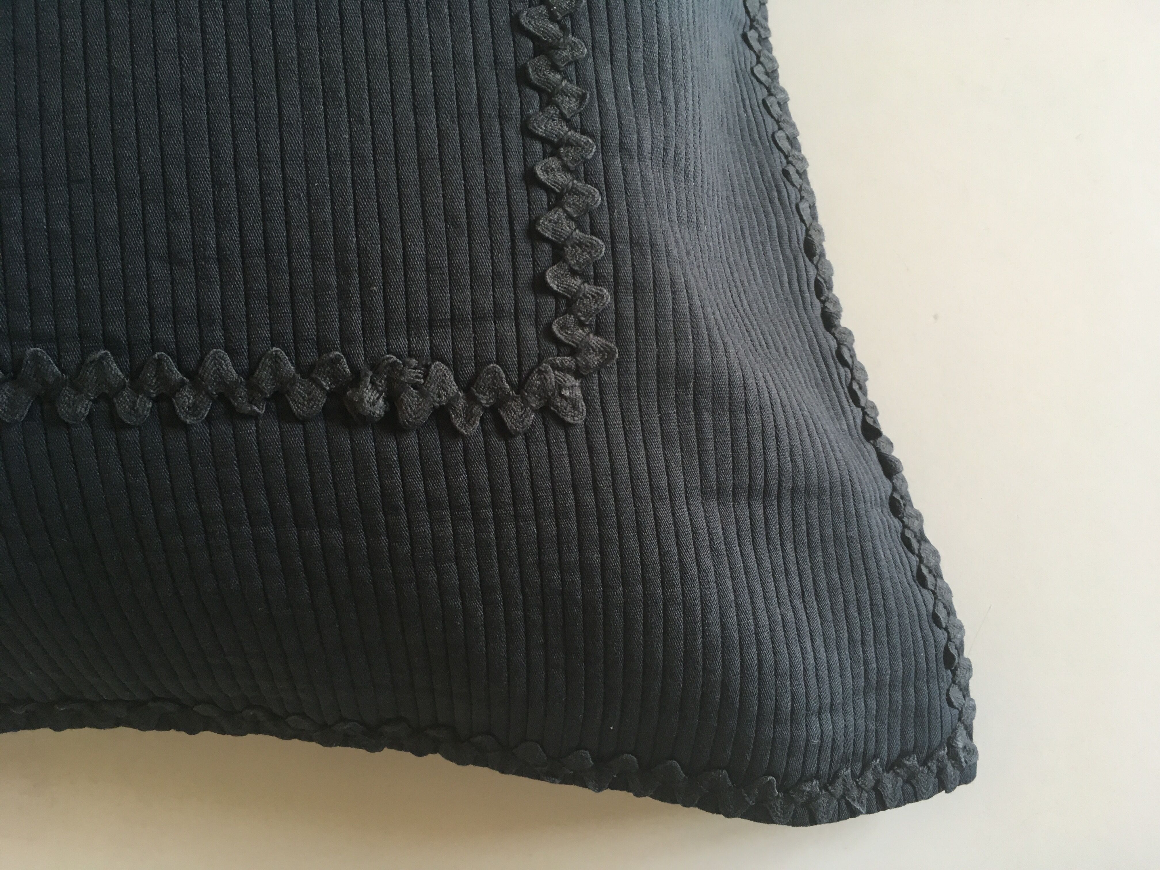 Housse de coussin 60s en piqué de coton bordée de croquet