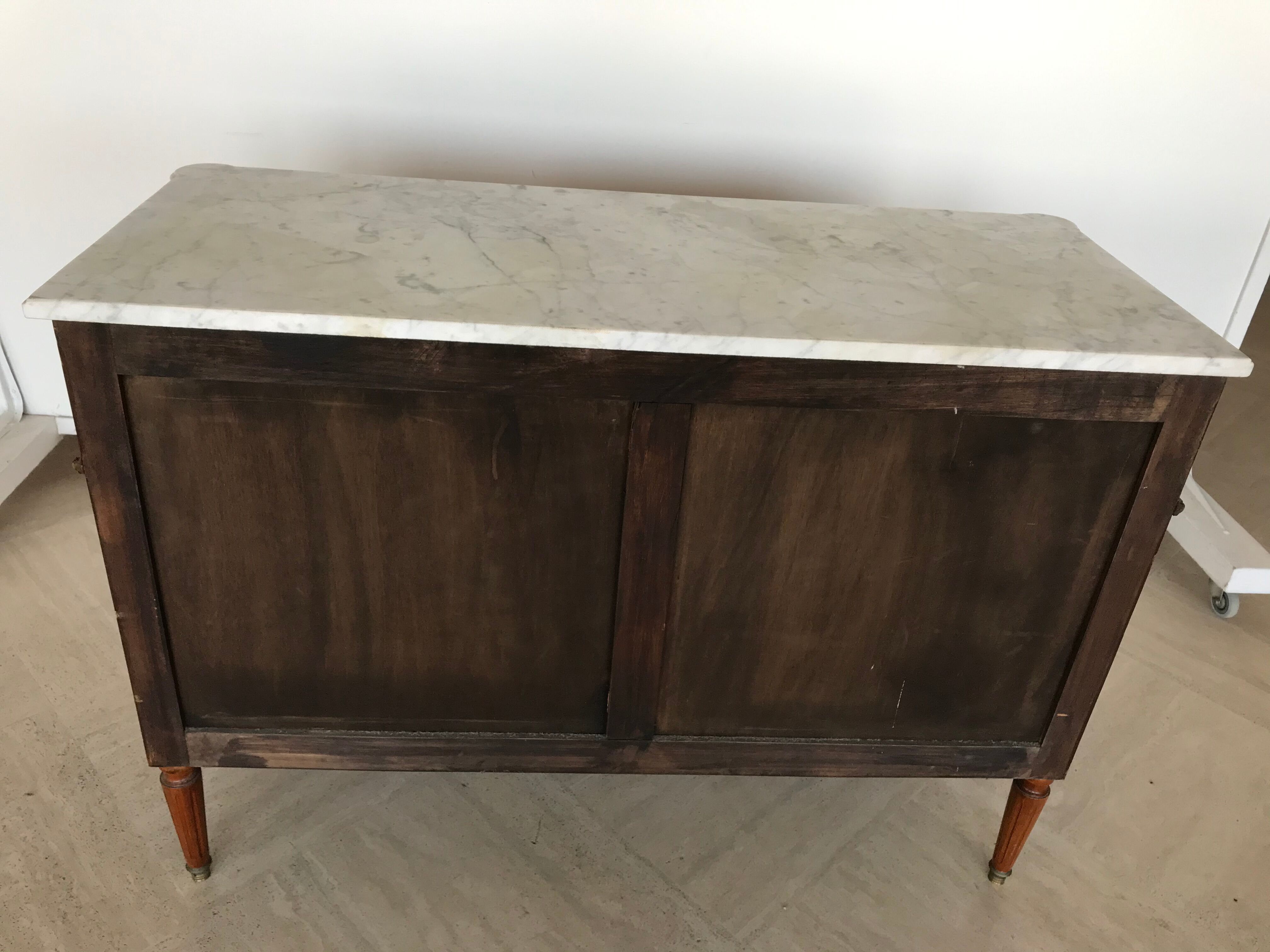 Commode de style Louis XVI en acajou , plateau en marbre blanc