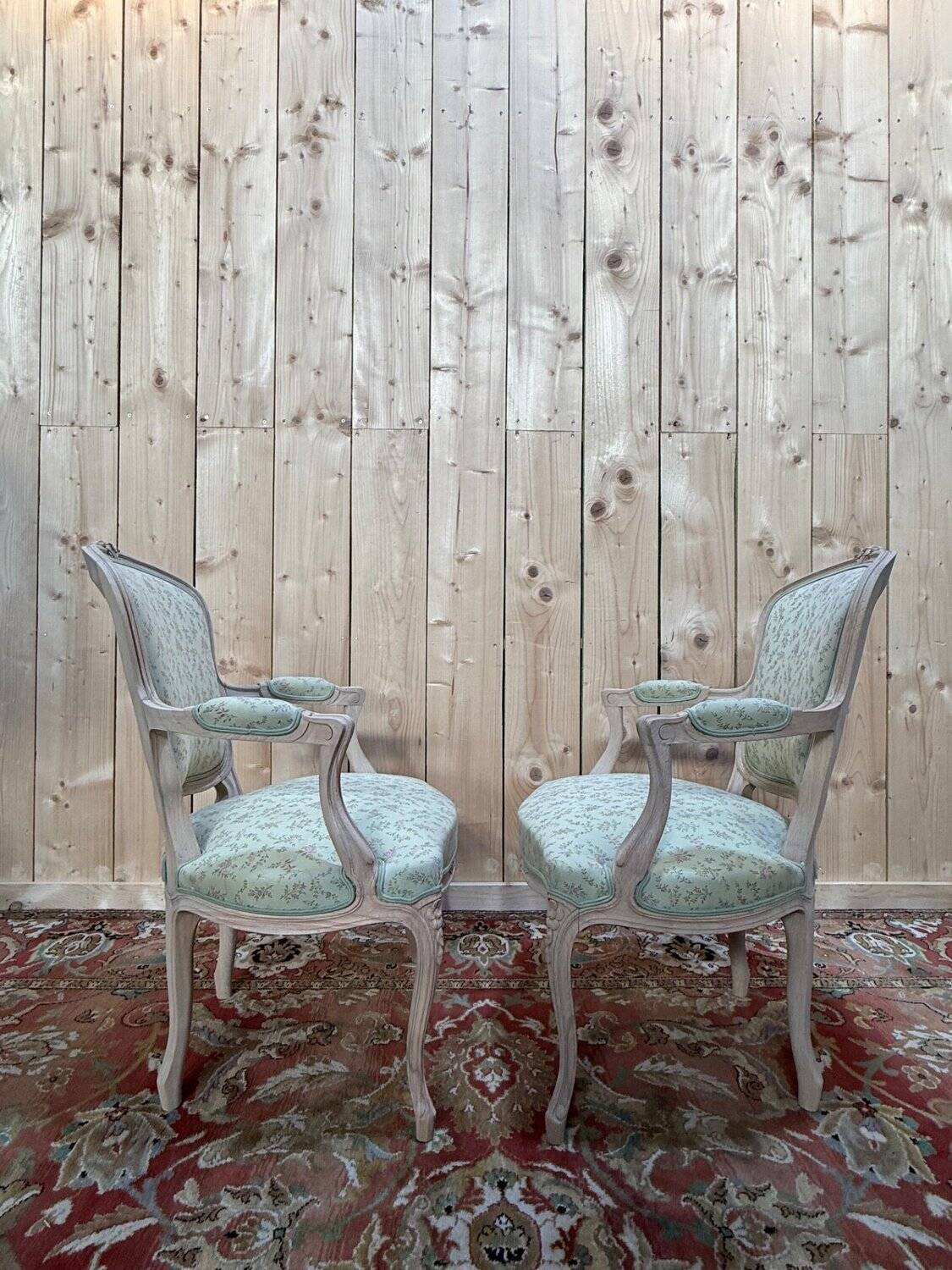 Paire de fauteuils cabriolets – Style Louis XV – Hêtre aérogommé – Tissu fl