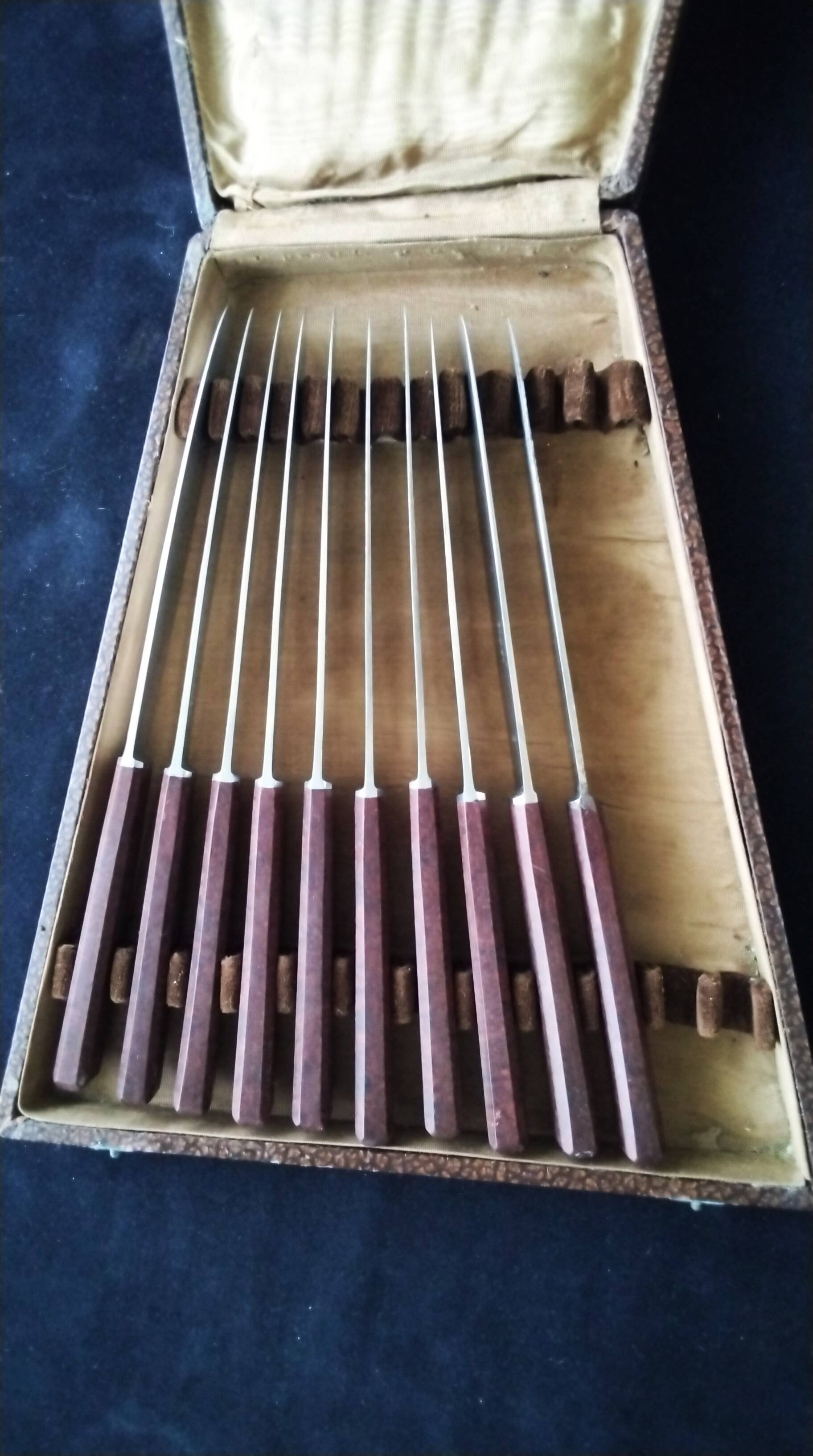 Coffret de 10 couteaux vintage  manches en bakélite brune