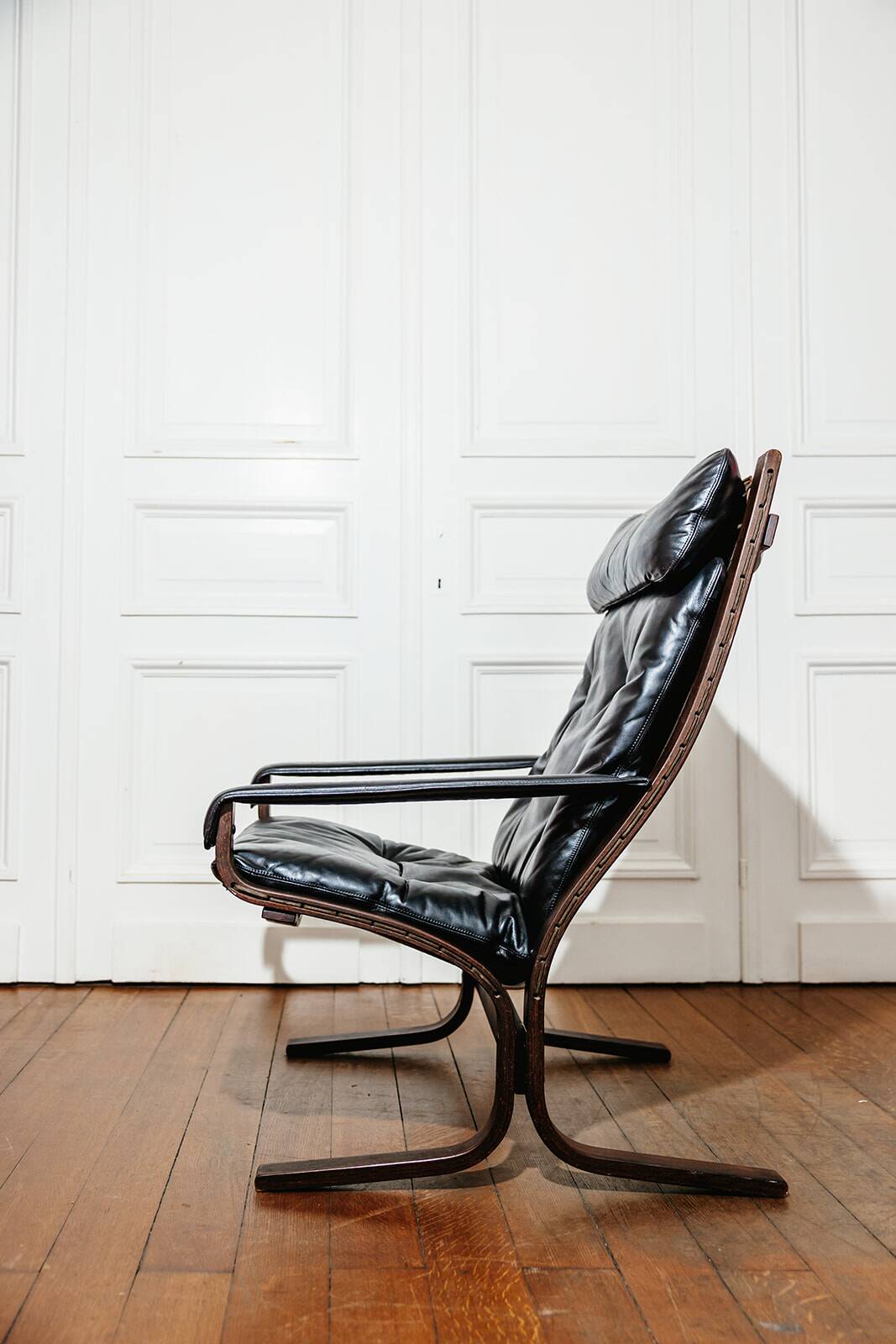 Siesta armchair and black leather ottoman by Ingmar Relling for Westnofa, Norway.