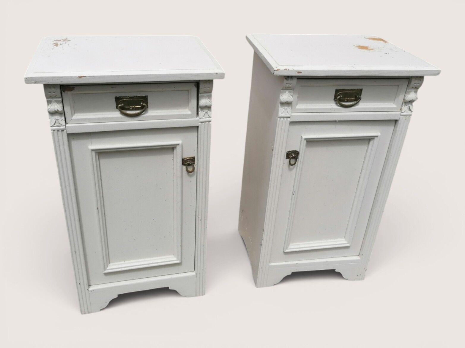 Paire de tables de chevet blanches en bois.