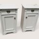 Paire de tables de chevet blanches en bois.