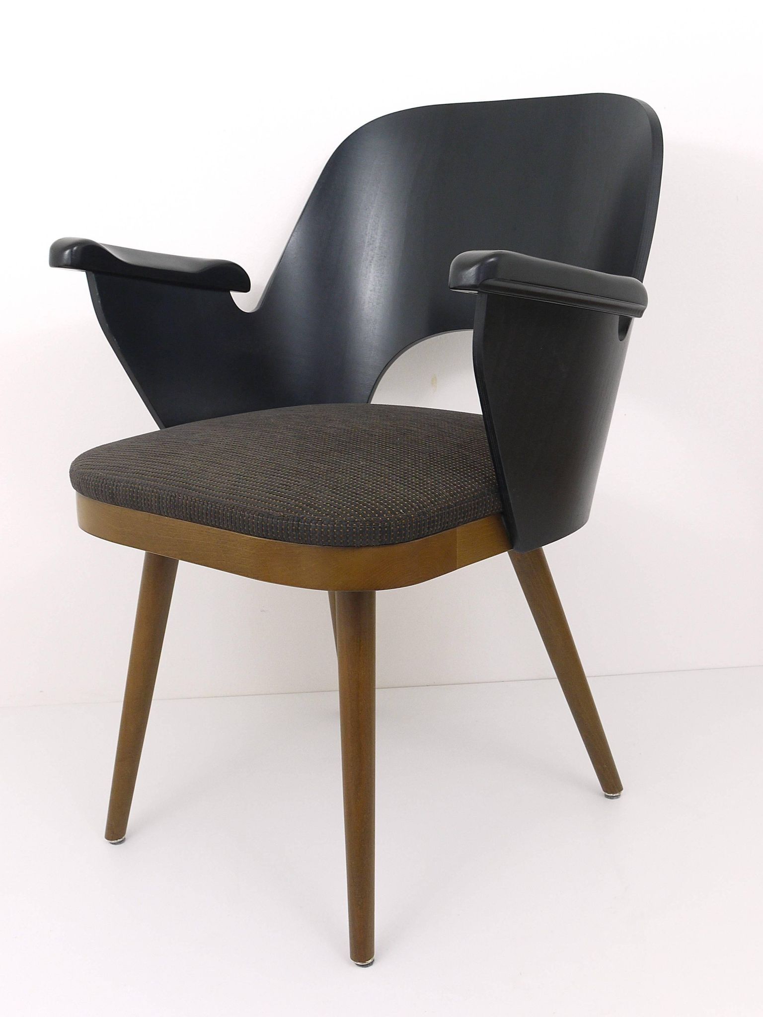 Beautiful modernist chairs in the style of Oswald Haerdtl, Backhausen, Austria.