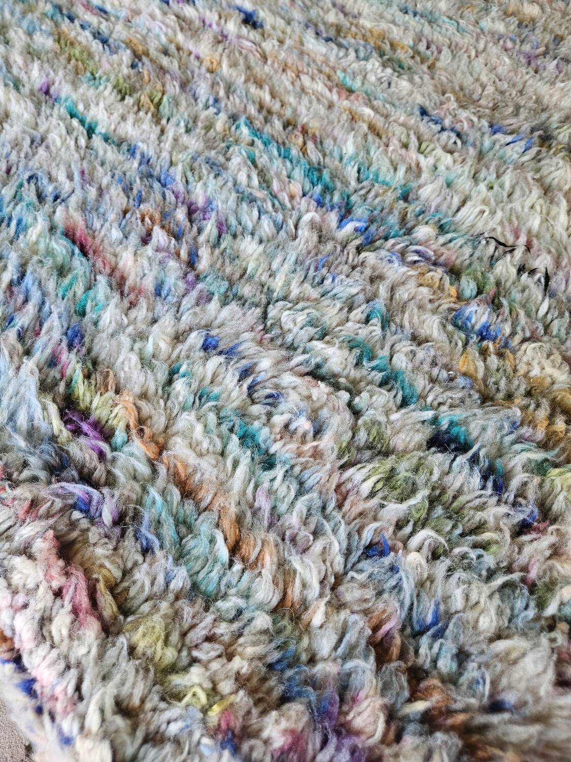 Berber boujaad rug in rustic wool 250 x 185 cm light mottled