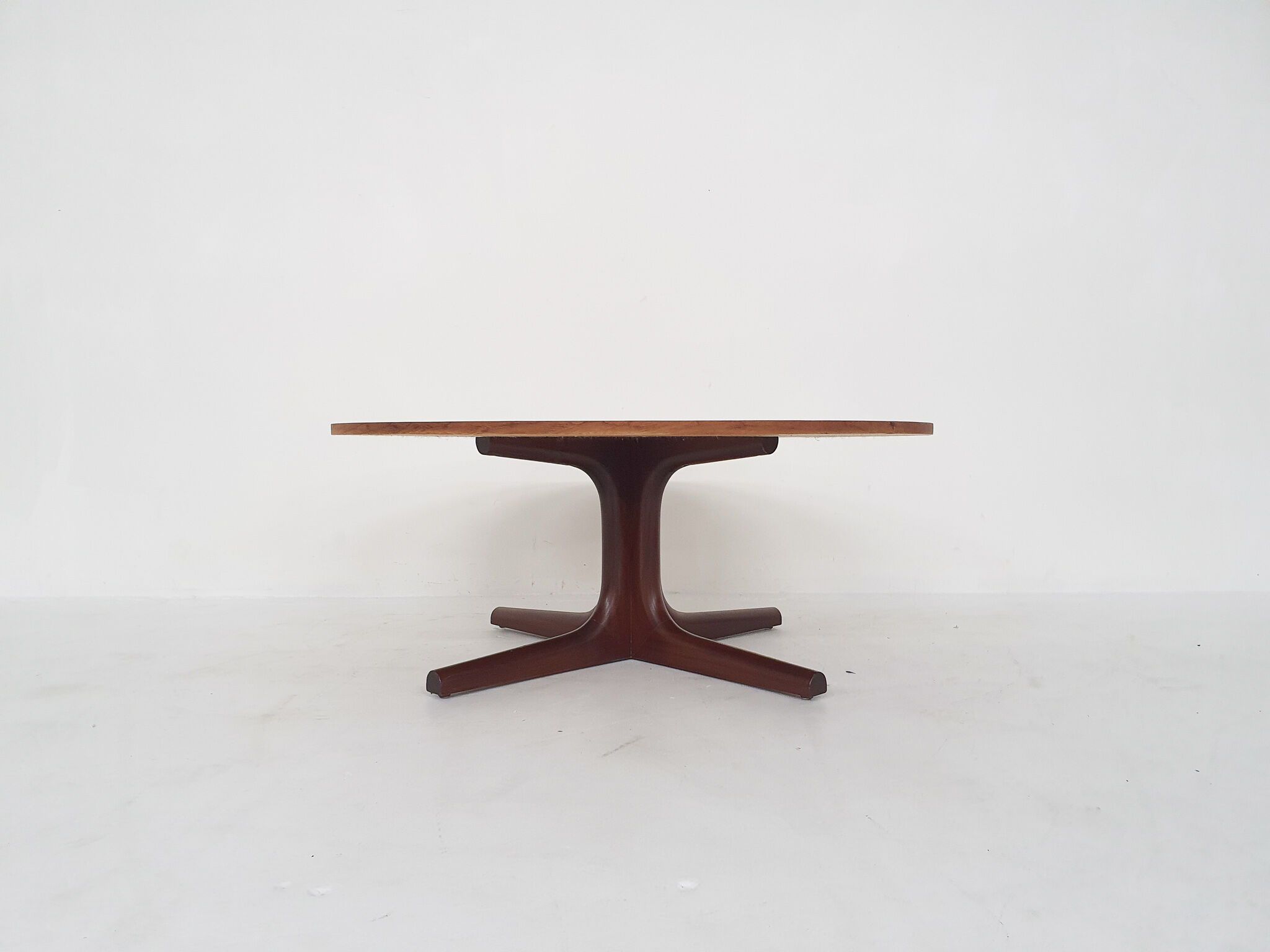 Table basse ronde en placage de bois de rose, années 1960