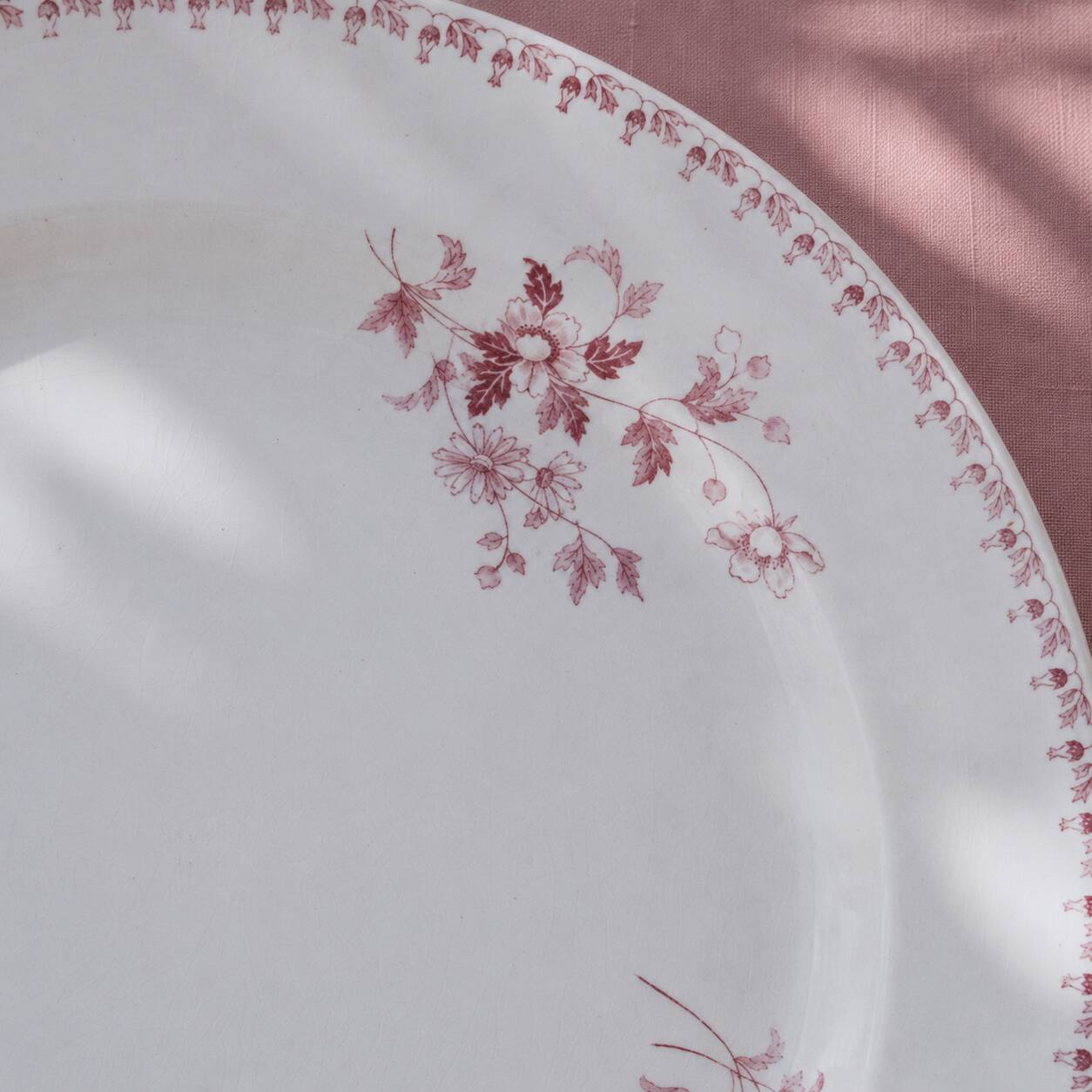 Round plate from the 19th century, pink ironstone, signed Maestricht "Toulouse"