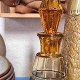 Ancien flacon carafe en verre moulé ambré
