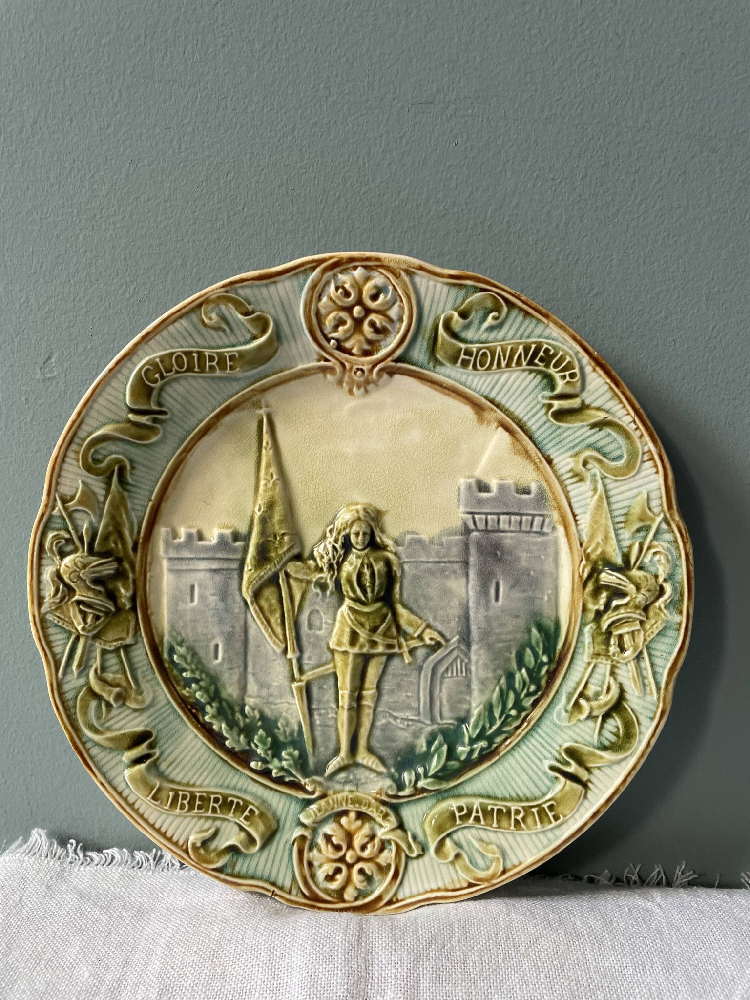 Set of two plates late nineteenth in slip Jeanne d'Arc