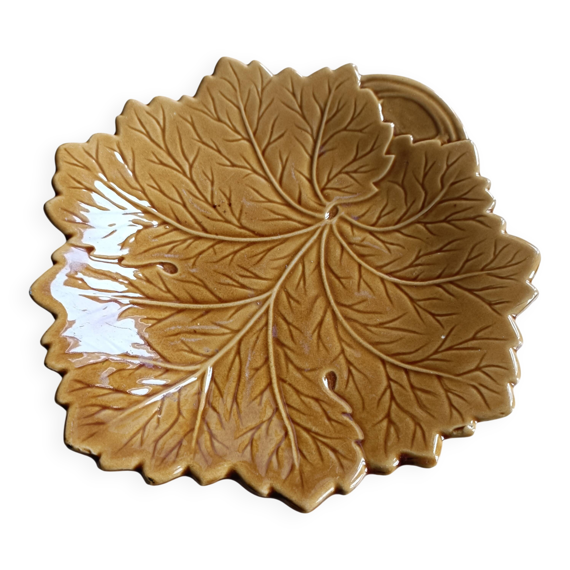 Plate barbotine vine leaf