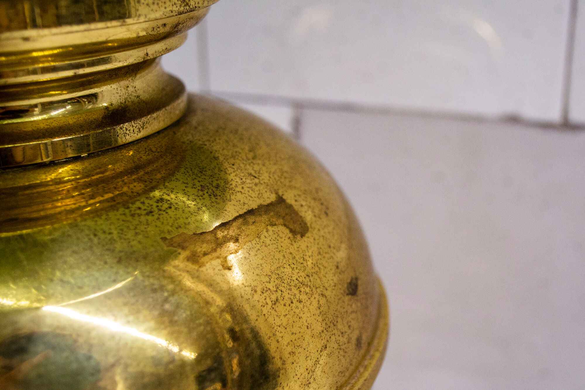 Table lamp in brass and blown glass, Caccia Dominioni style 60s