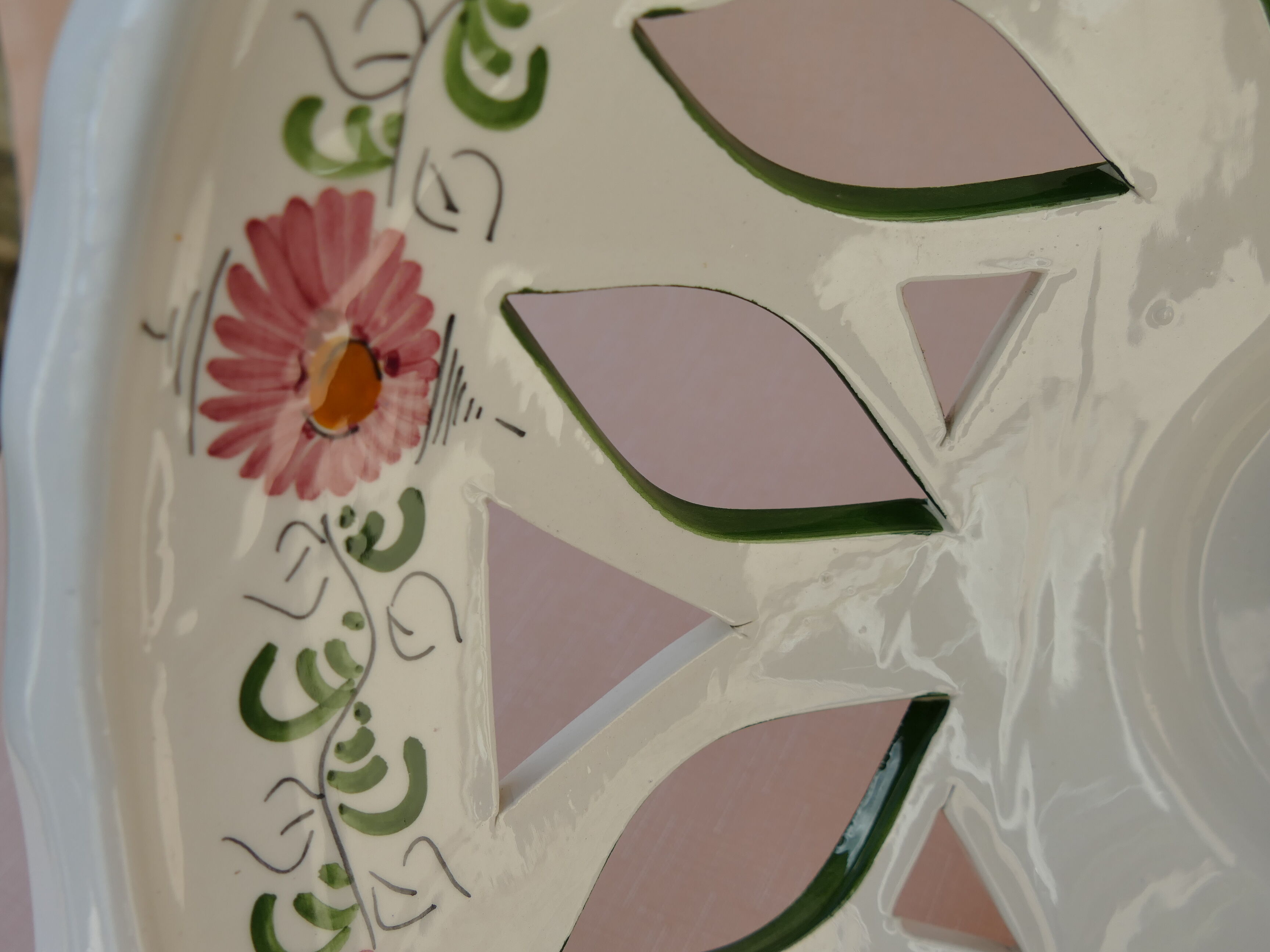 Enamelled metal luminaire suspension