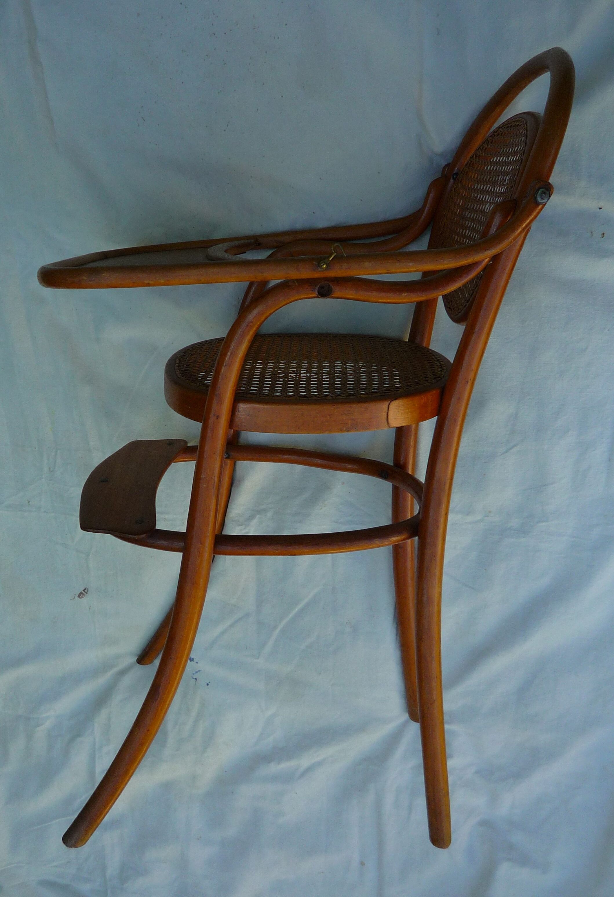 Chaise haute d'enfant cannée modèle début XXème Thonet