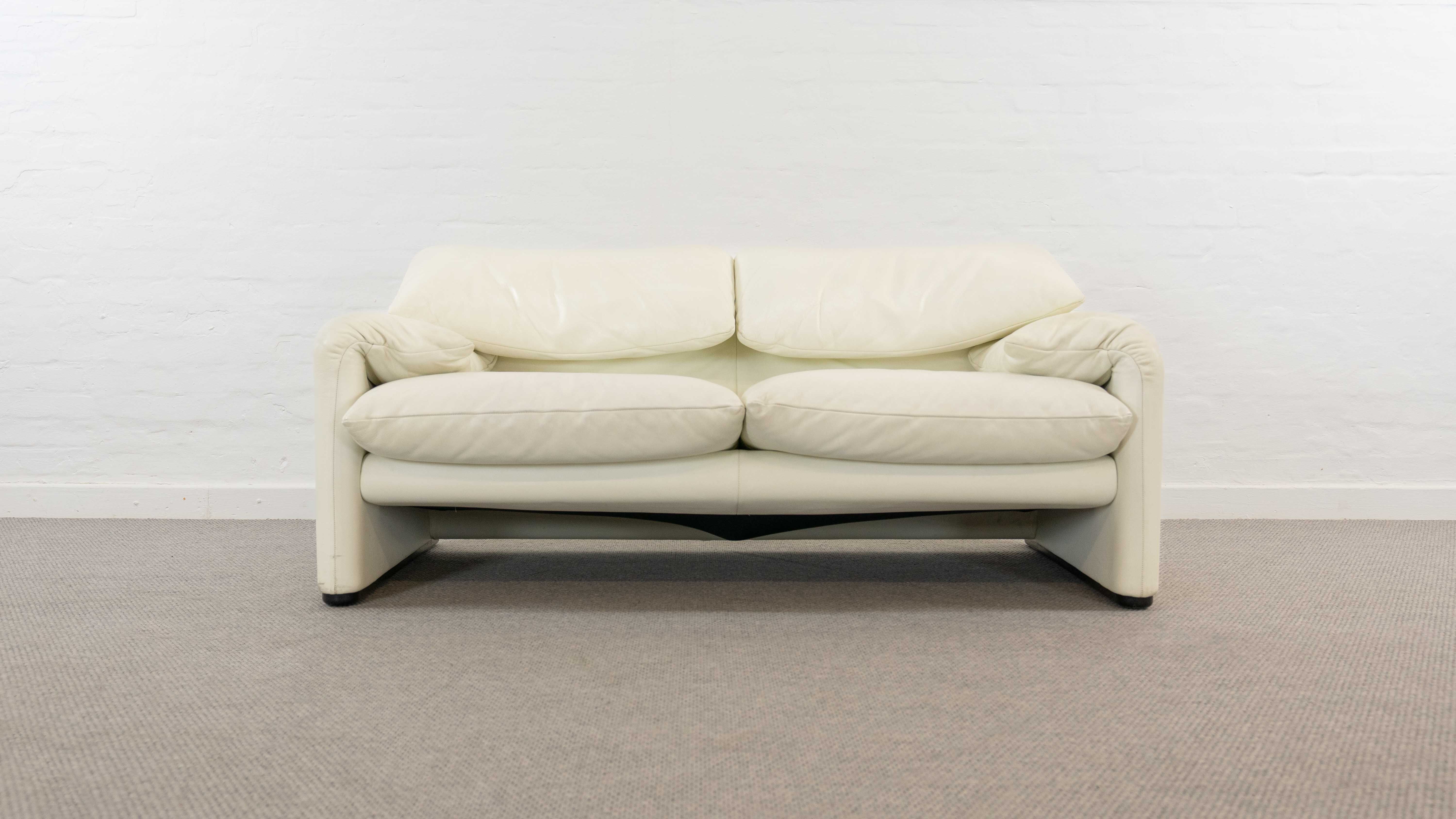 Maralunga 2-seater sofa in white leather by Vico Magistretti for Cassina