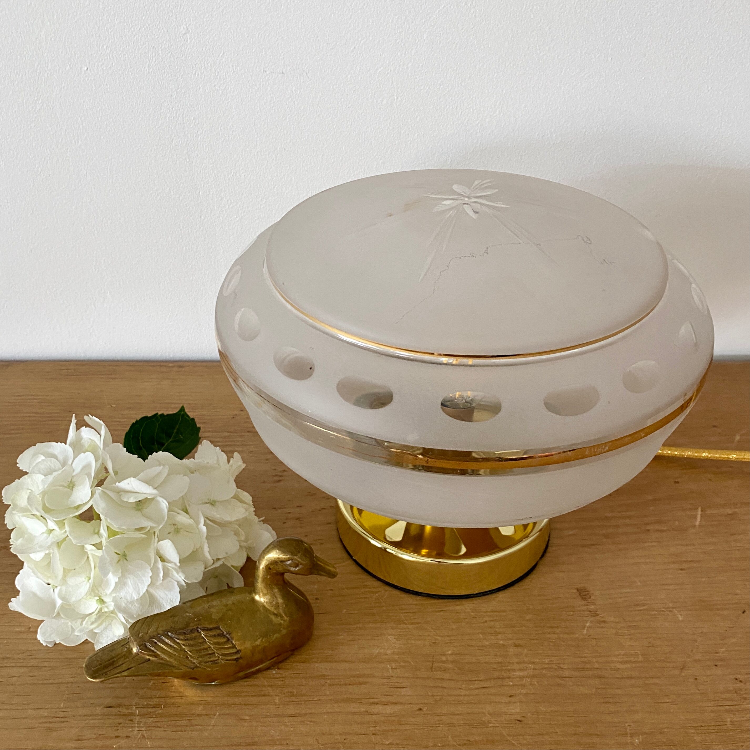 Table lamp globe vintag eblanc and gold