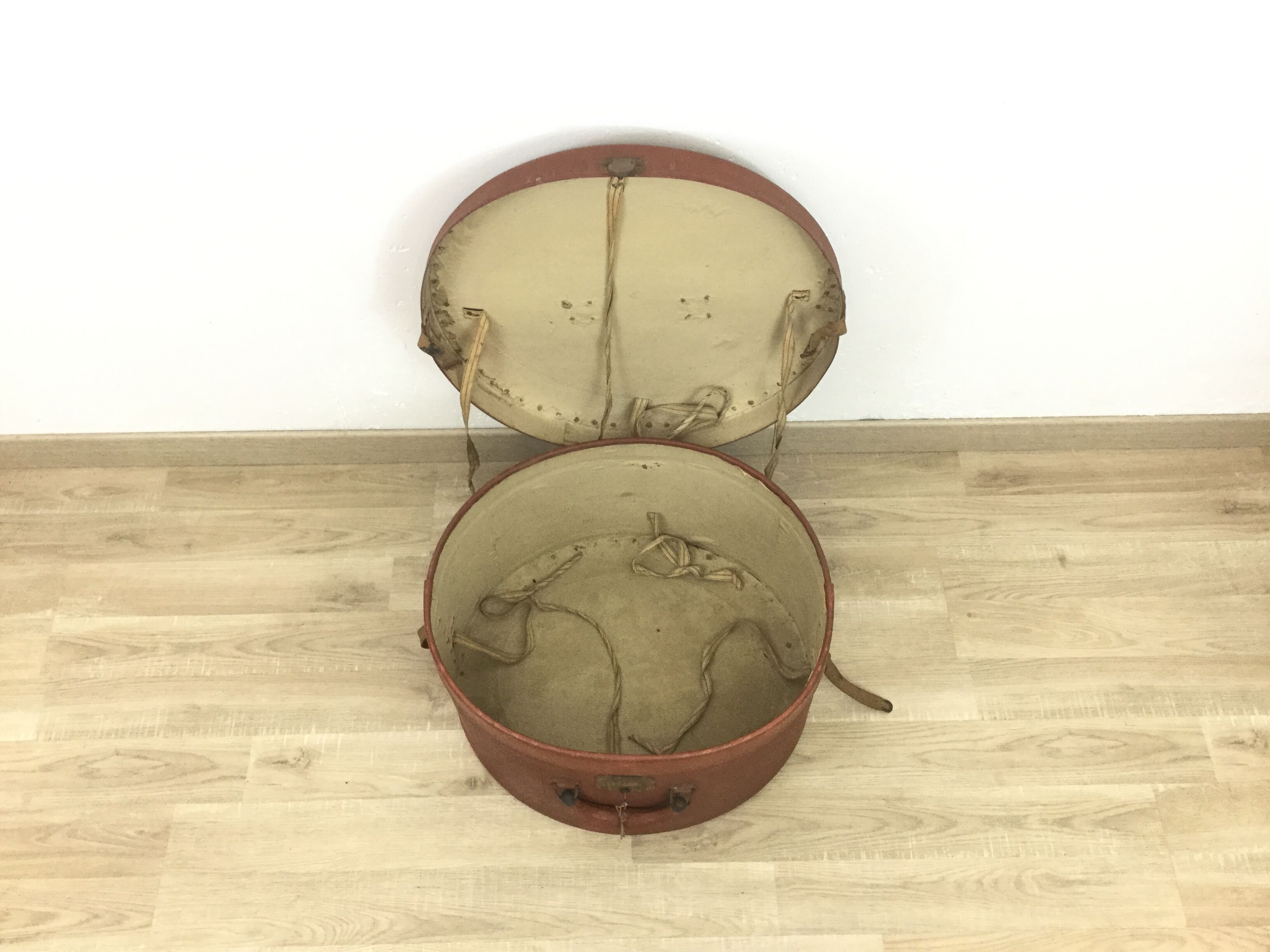 Old suitcase - box Hat IMPERVIA