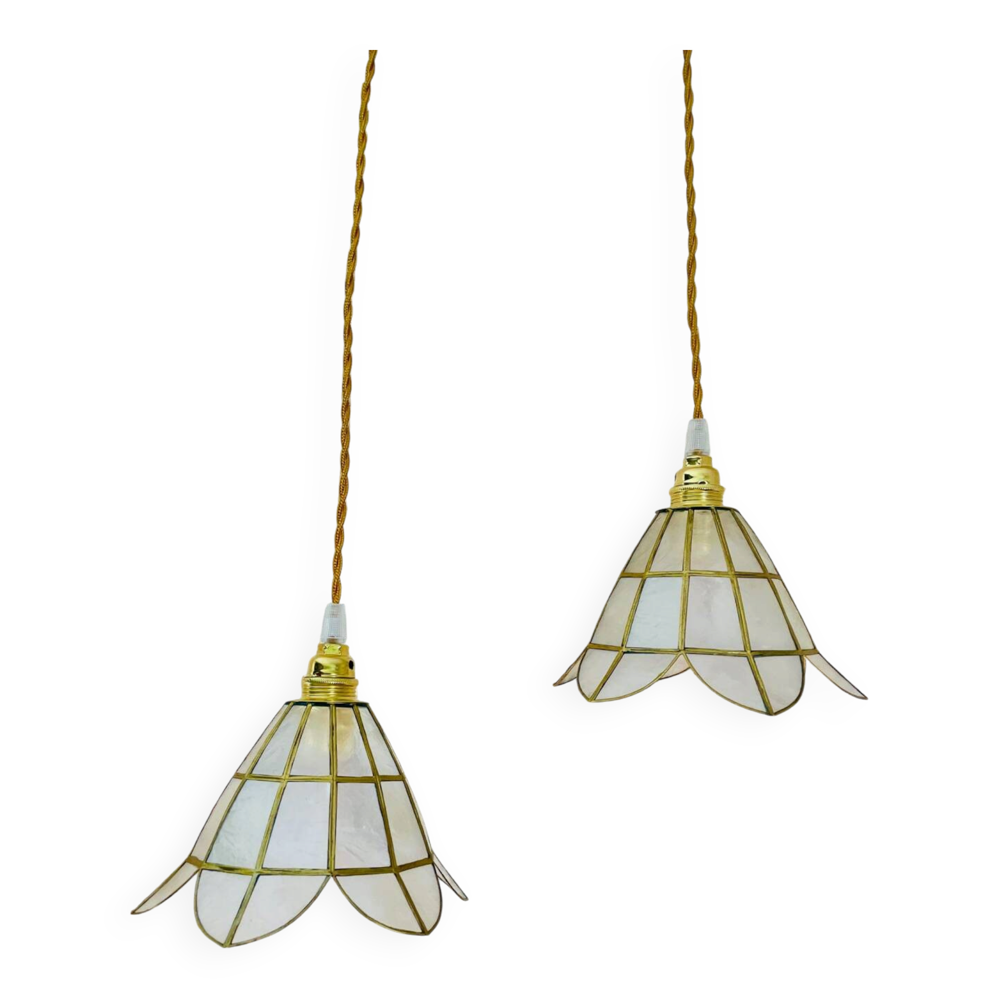 2 portable lamps with flower-shaped lampshades in mother-of-pearl and brass.