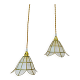 2 portable lamps with flower-shaped lampshades in mother-of-pearl and brass.