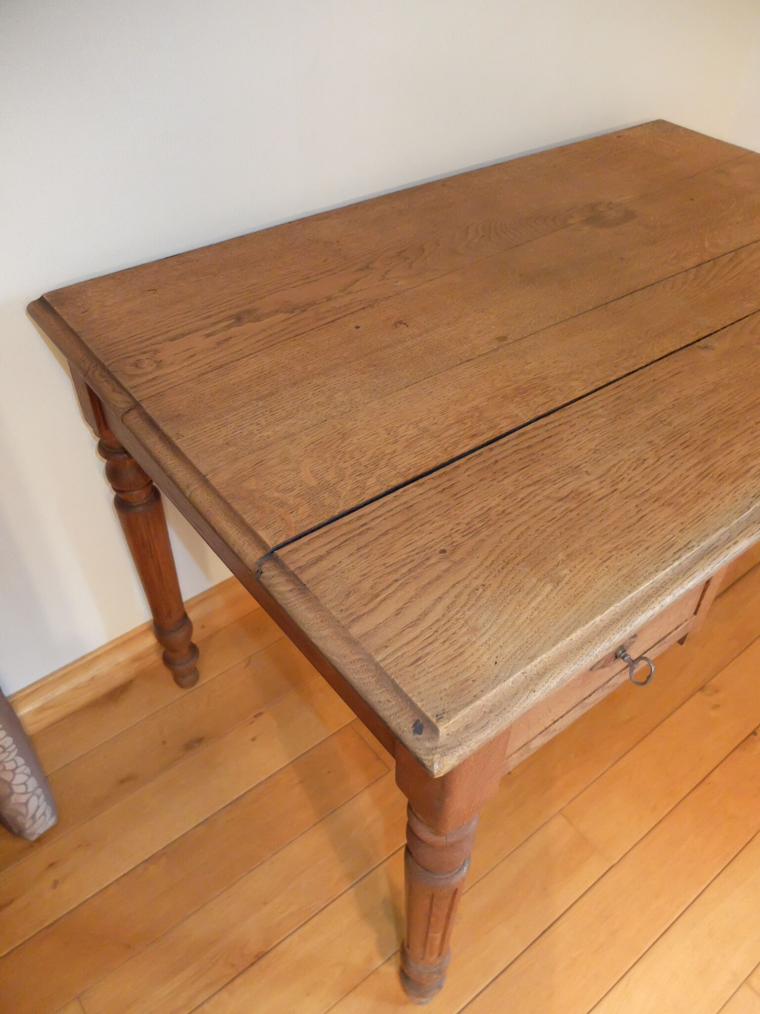 Bureau en chêne à deux tiroirs années 30