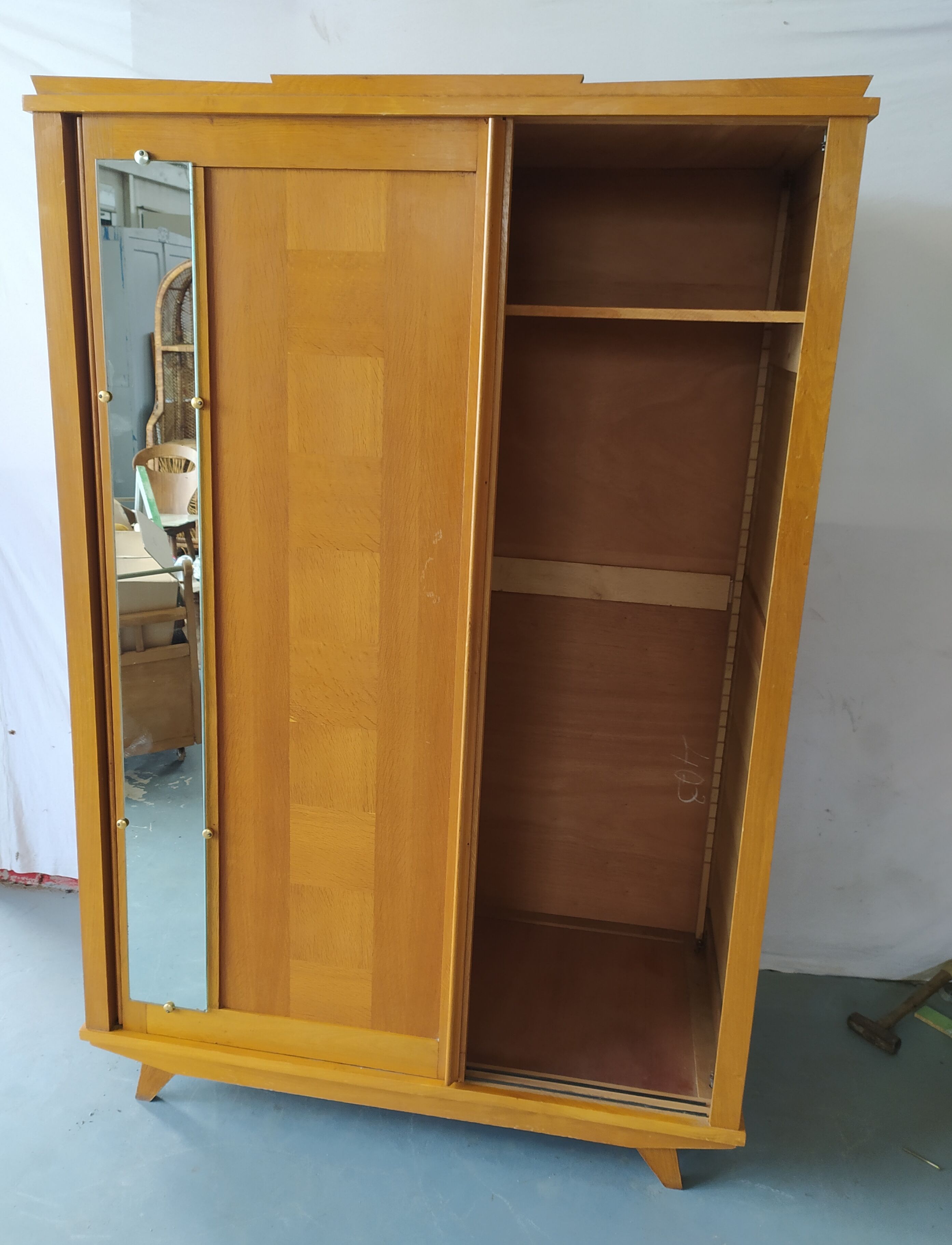 Wardrobe compass foot sliding doors