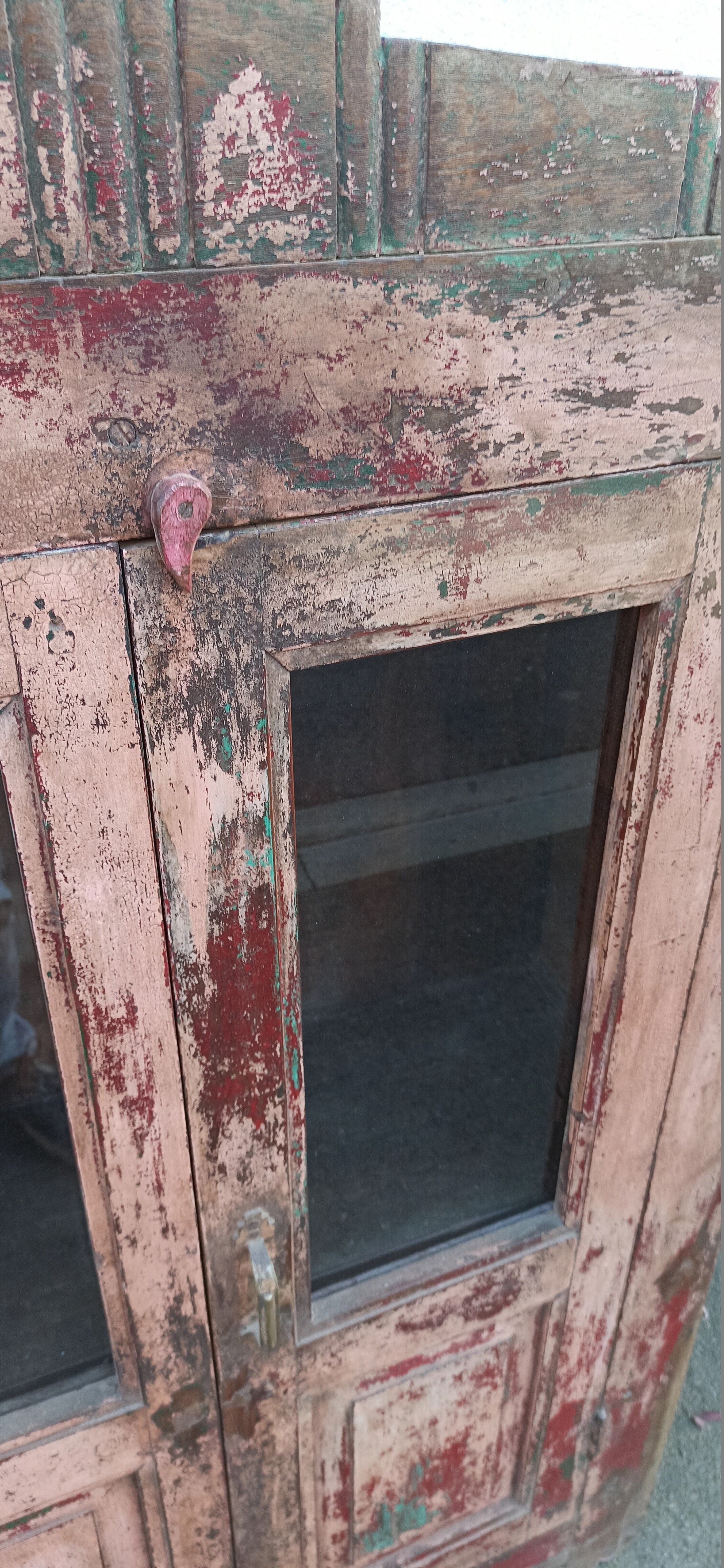 Armoire en bois rose avec portes vitrées