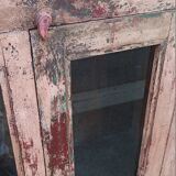 Armoire en bois rose avec portes vitrées