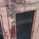 Armoire en bois rose avec portes vitrées
