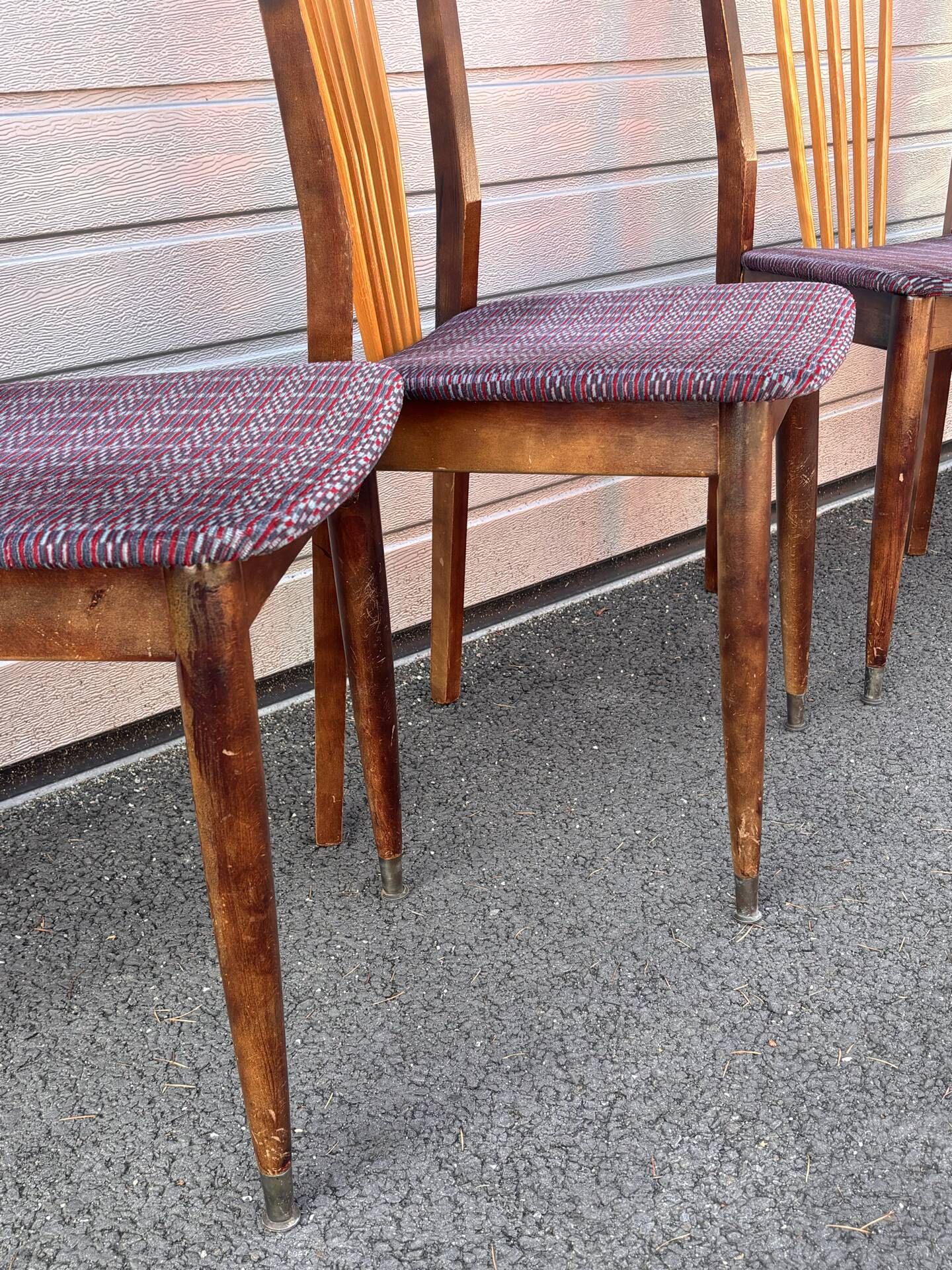 Set of 5 Scandinavian chairs in wood and checked fabric.