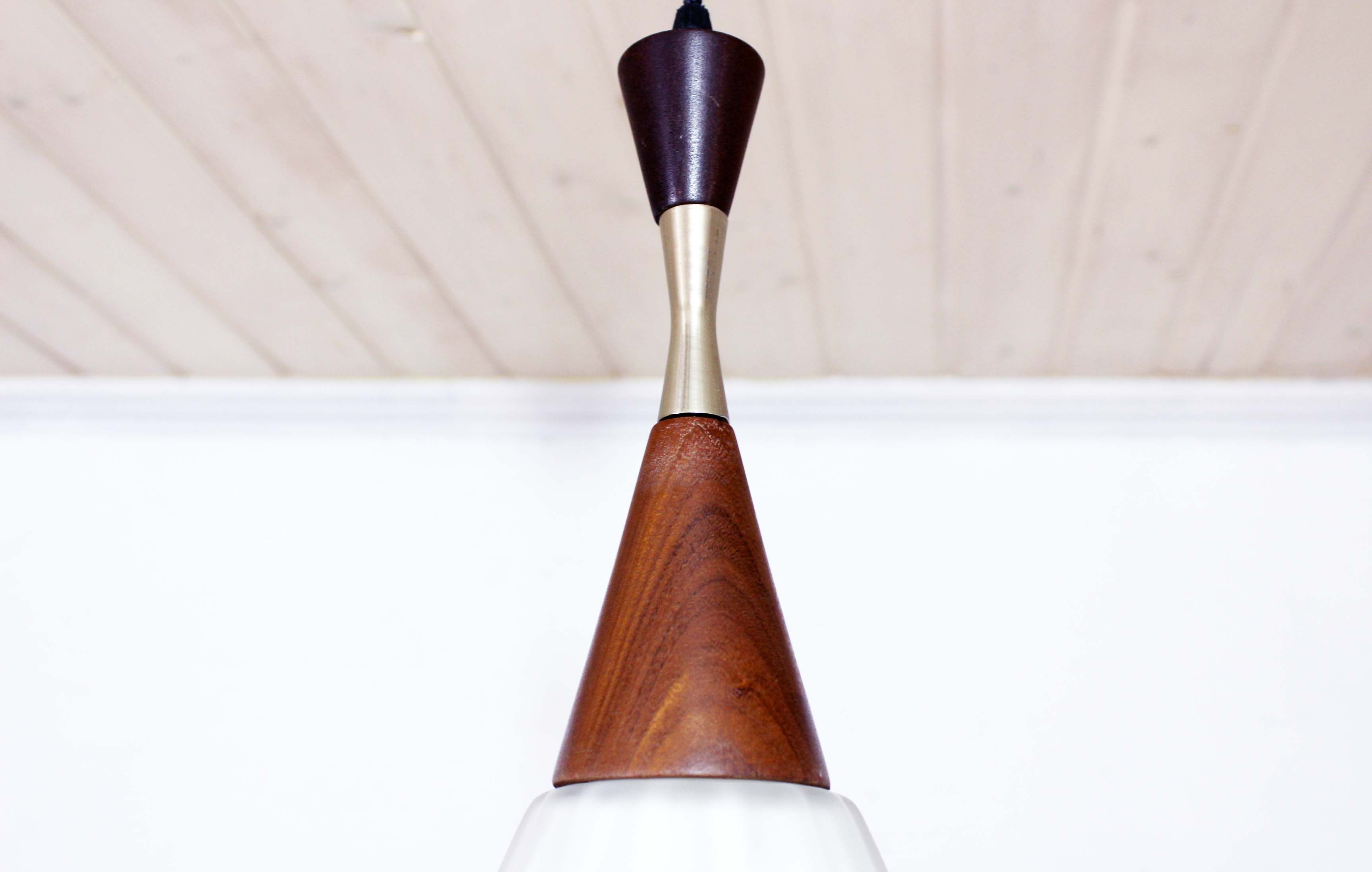 Suspension scandinave teck et verre opalin