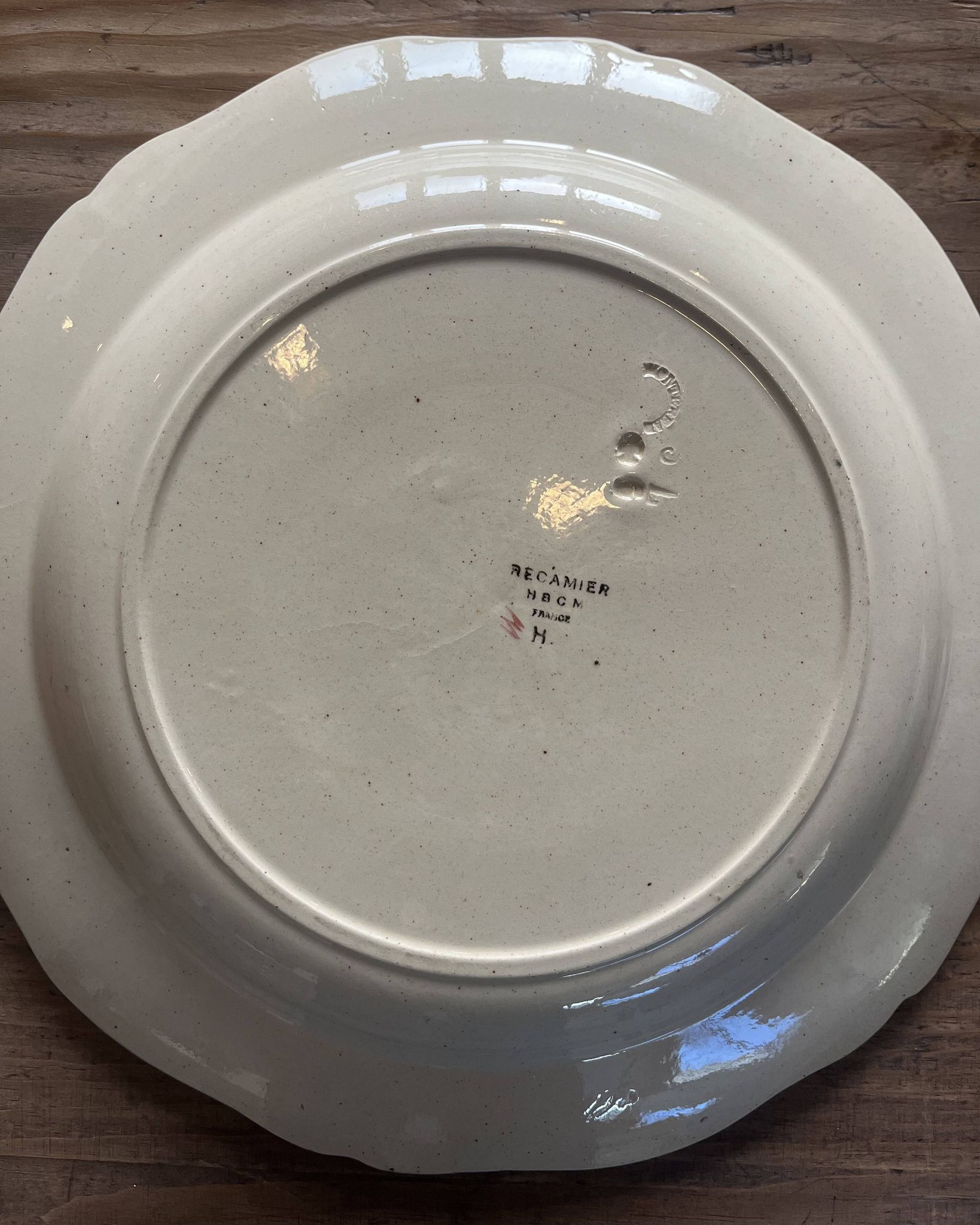 Plat rond en terre de fer HBCM Récamier