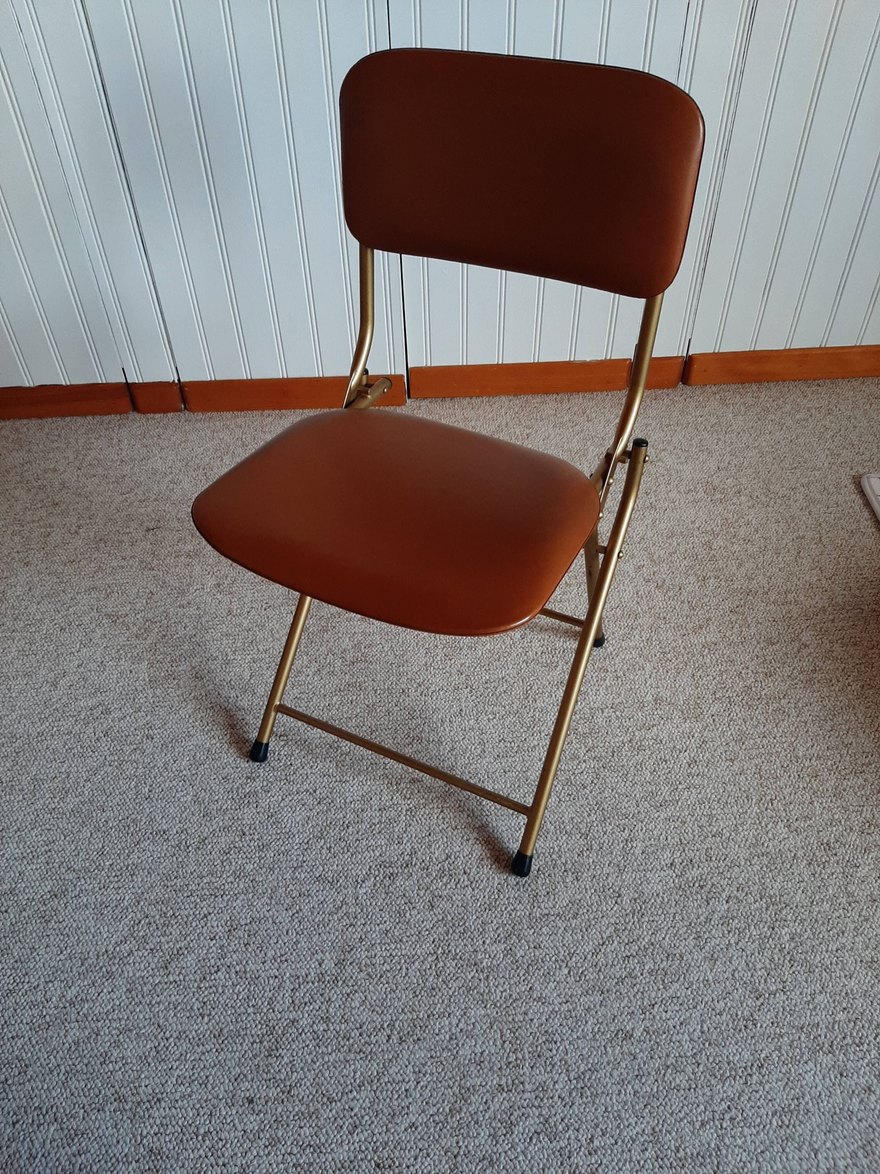Chaise pliante structure tube et simili cuir