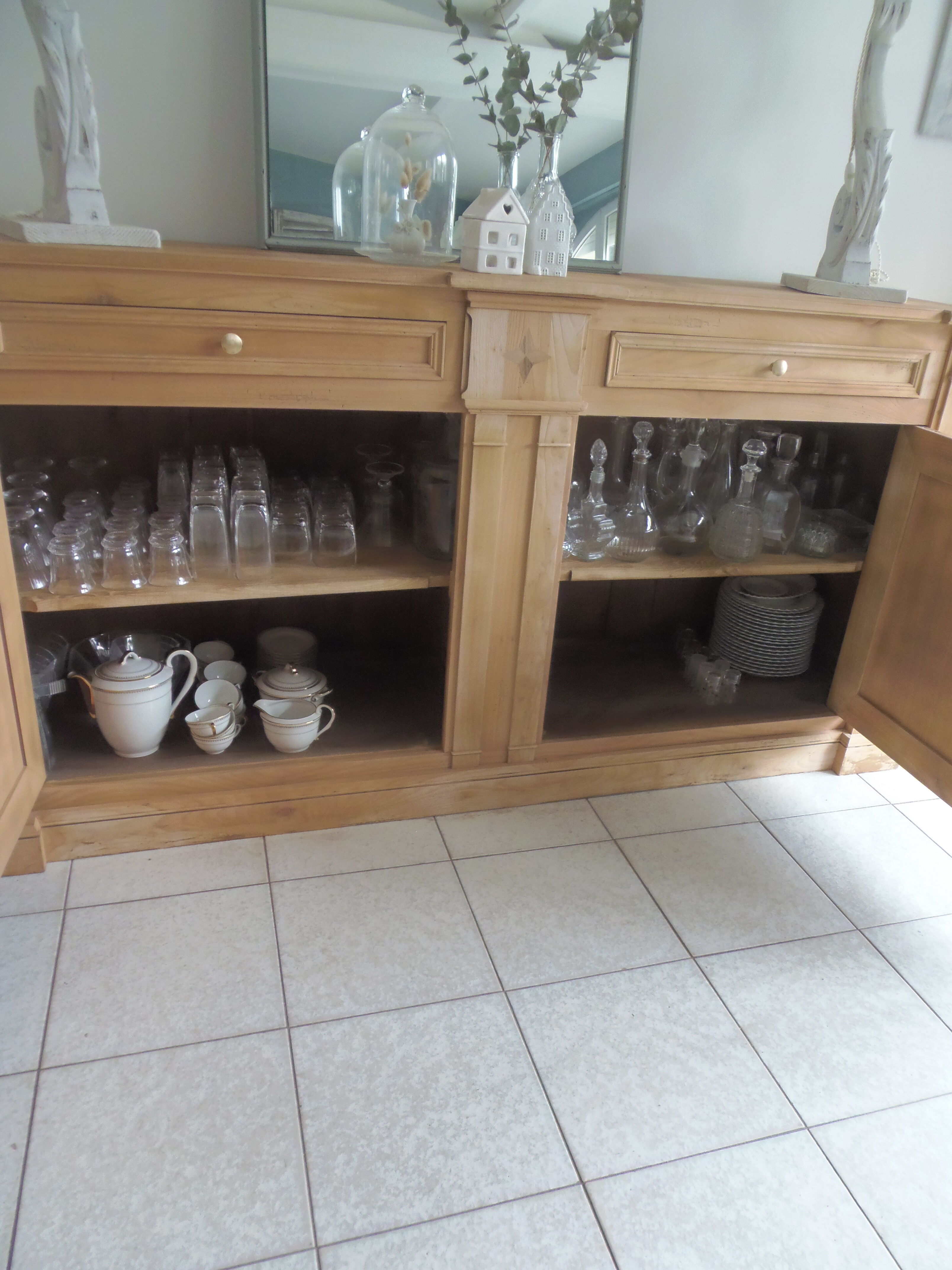 Buffet de belle facture en bois brut, 2 portes , 3 tiroirs .