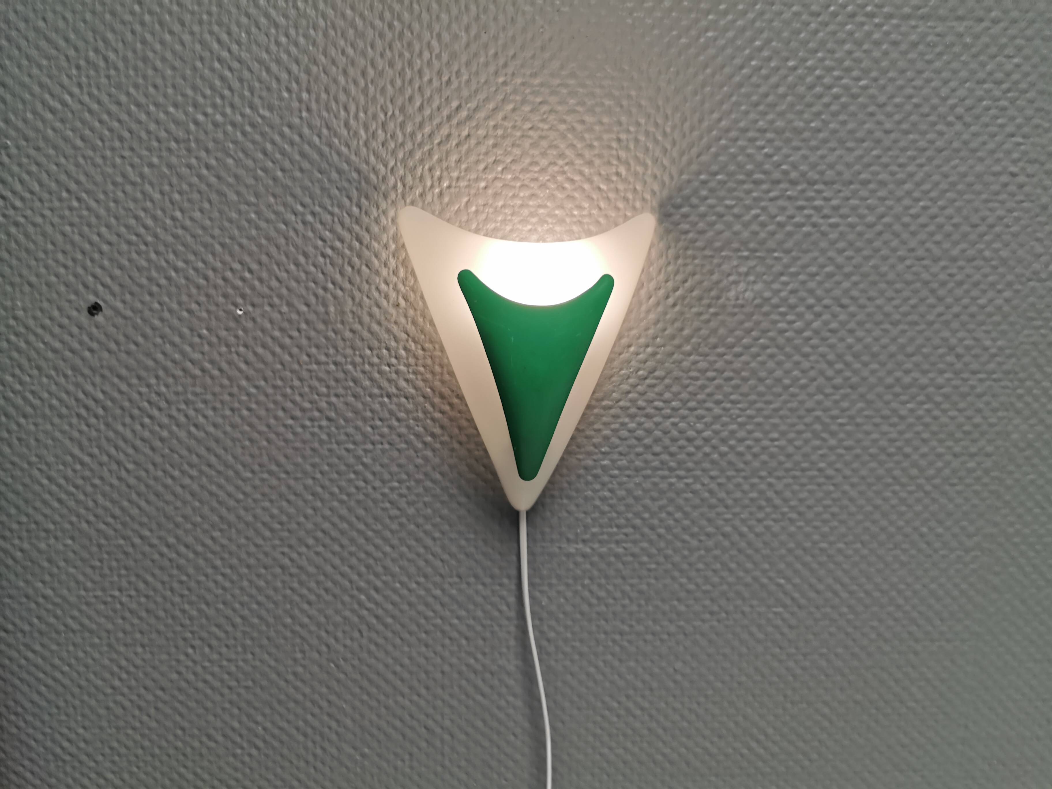 Beautiful and fun wall lamp, in hard pressed white plastic danish 1980s