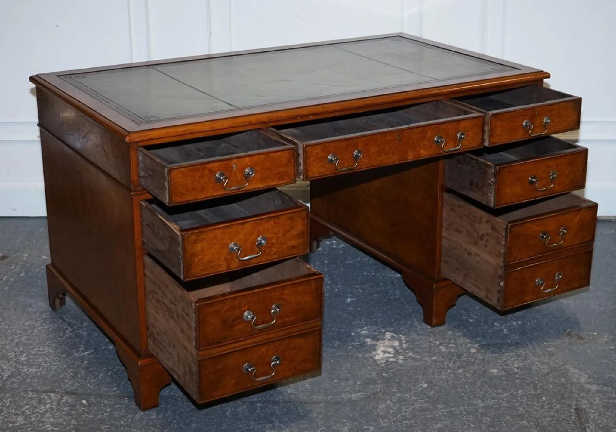 Victorian Pedestal Desk in Walnut and Hand-Dyed Leather