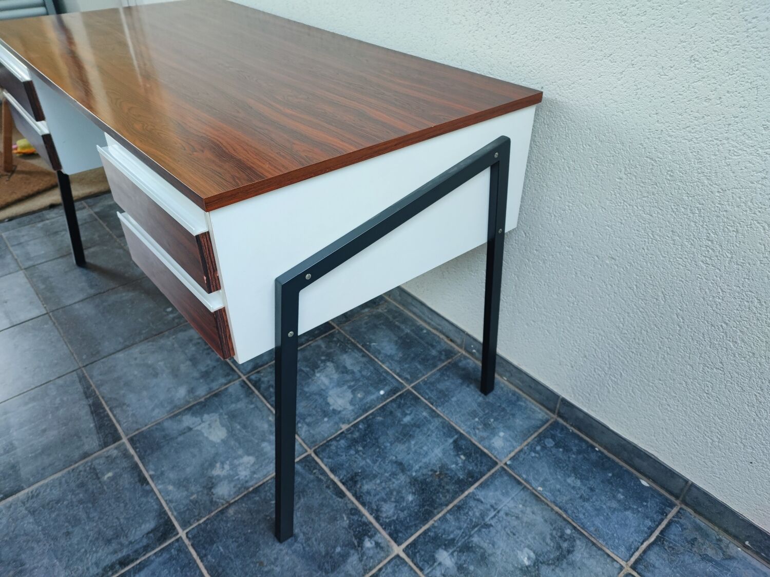 Minimalist formica desk