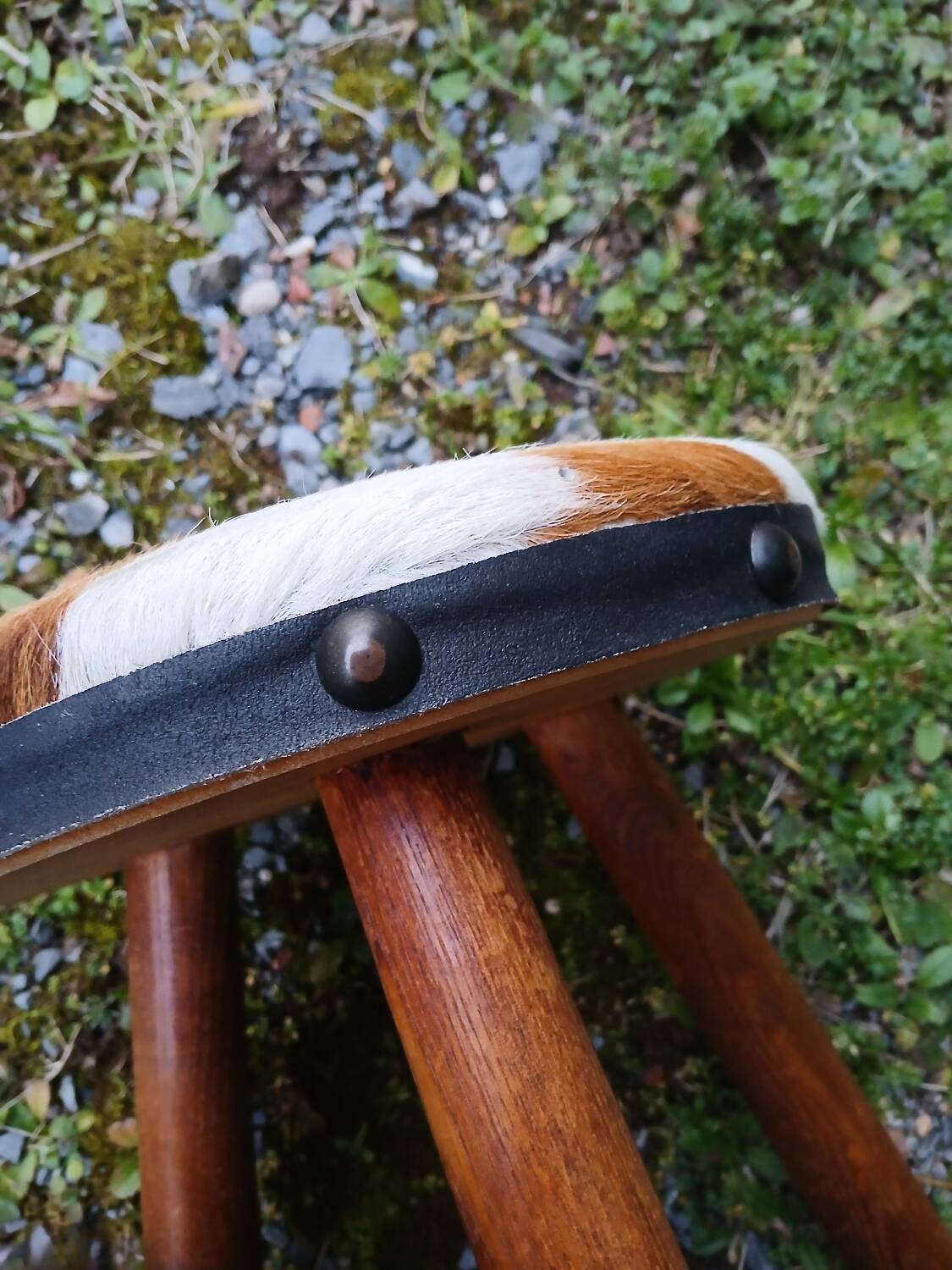 Tabouret tripode ancien en bois et peau de vache