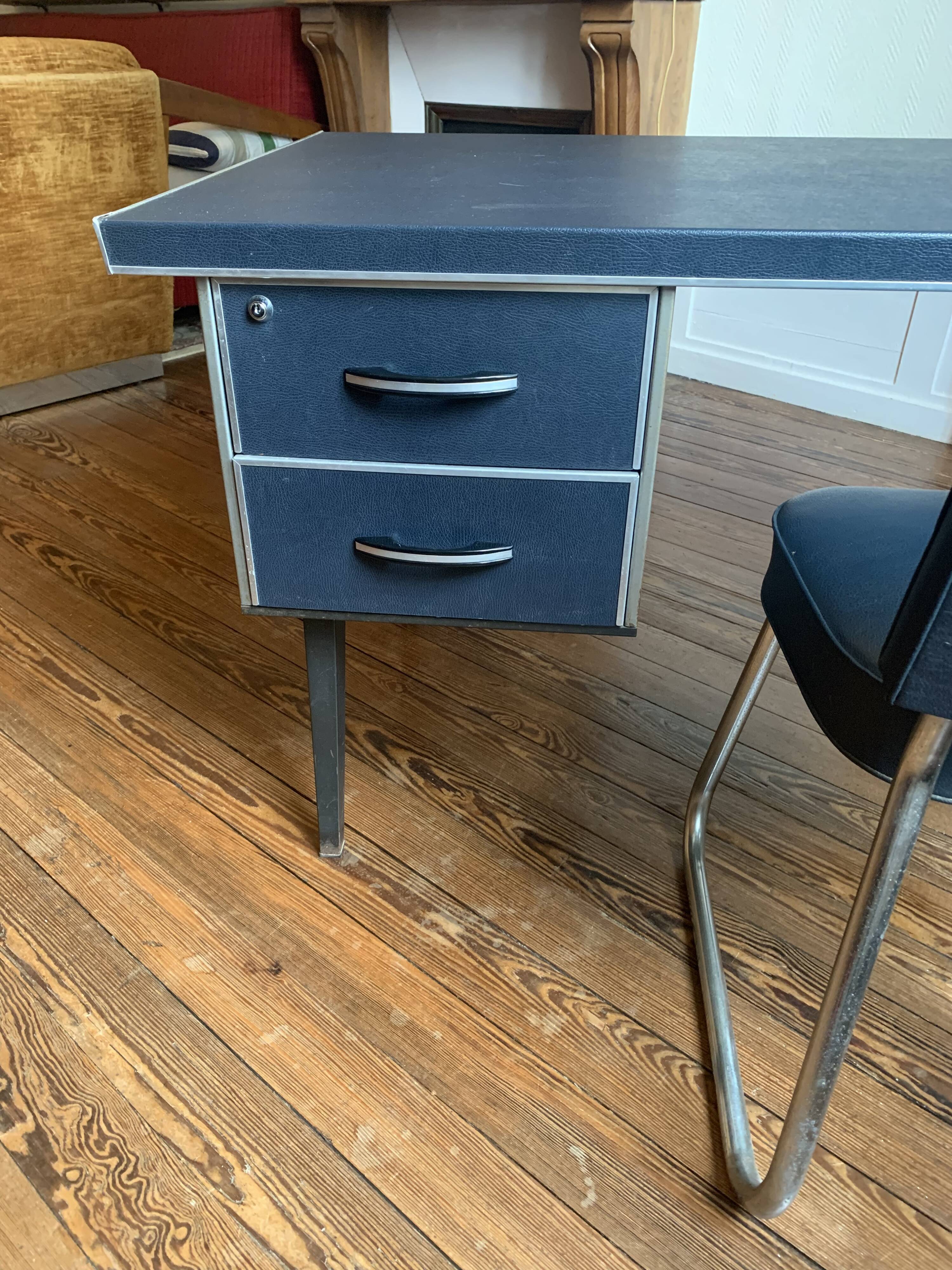 Indus desk and its chair