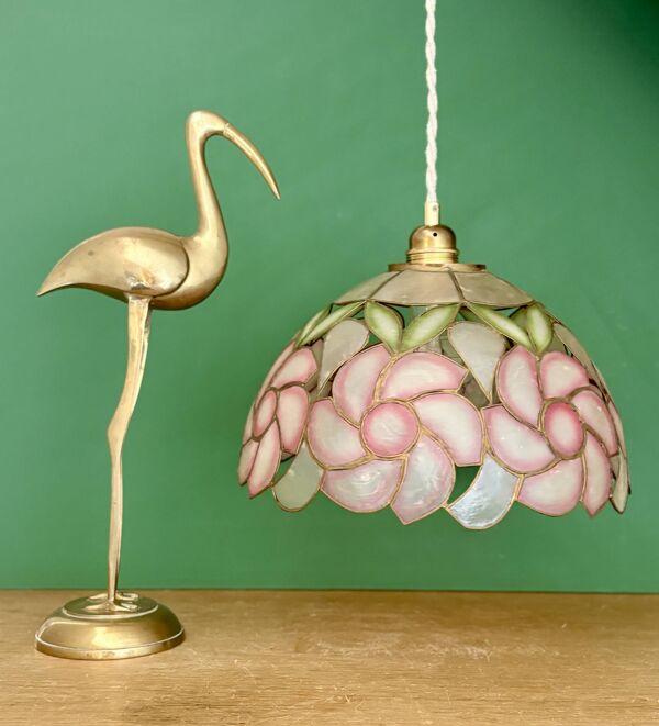 Suspension abat-jour ancien en nacre rose
