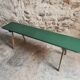 Banc ancien en pin avec pieds en châtaignier, finition peinte en vert, France vers 1900–1930