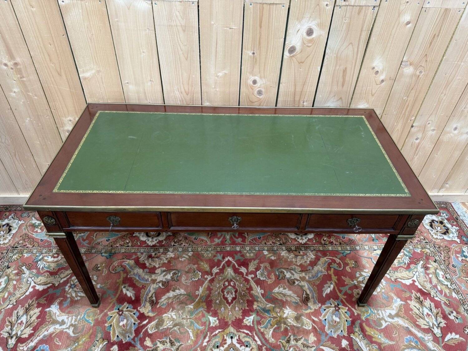 Flat desk – Louis XVI style – Mahogany, green leather, bronze
