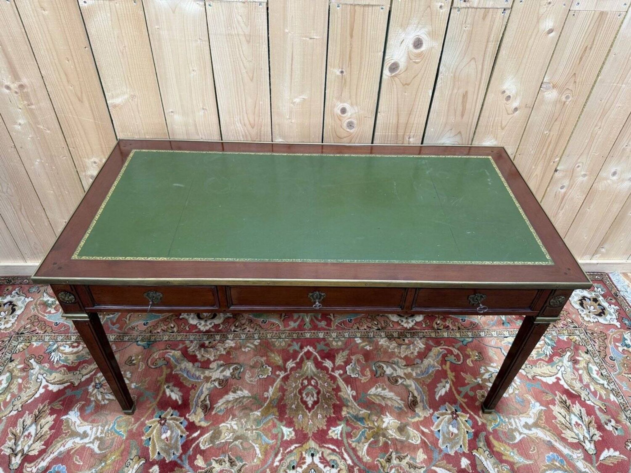 Bureau plat – Style Louis XVI – Acajou, cuir vert, bronze