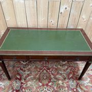 Bureau plat – Style Louis XVI – Acajou, cuir vert, bronze