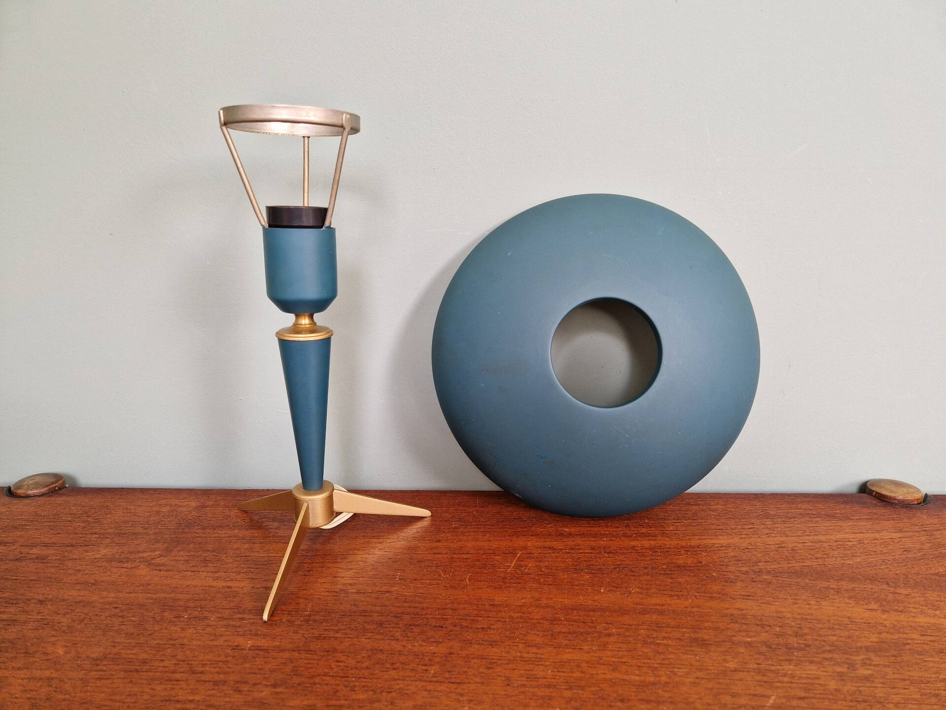 Philips tripod lamp, model Bijou, design by Louis Kalff, 1950