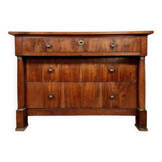 Commode époque Empire en noyer et bronzes dorés vers 1810-1820