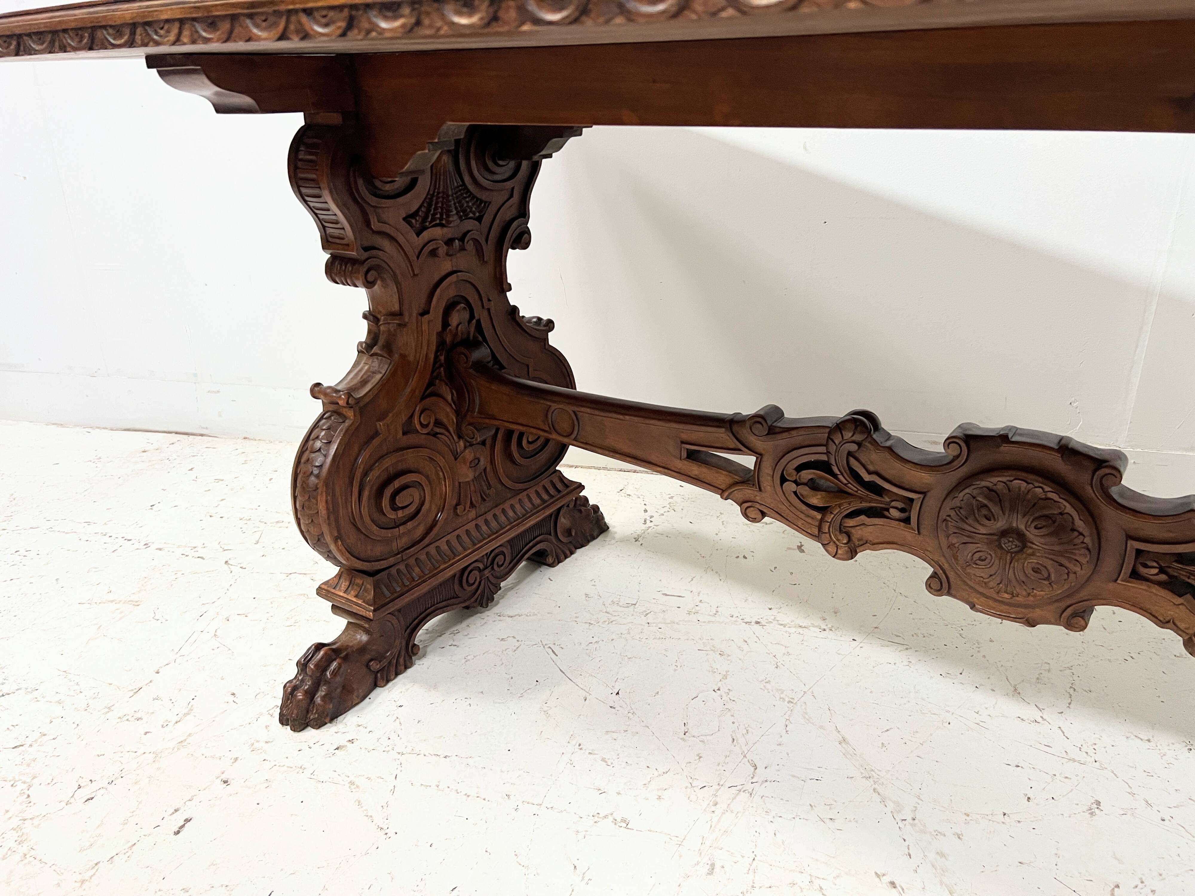 Table a manger de style Renaissance en bois massif sculpté XX siècle