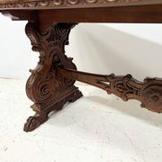 Table a manger de style Renaissance en bois massif sculpté XX siècle