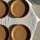 11 assiettes à dessert en grès liseré brun Sarreguemines
