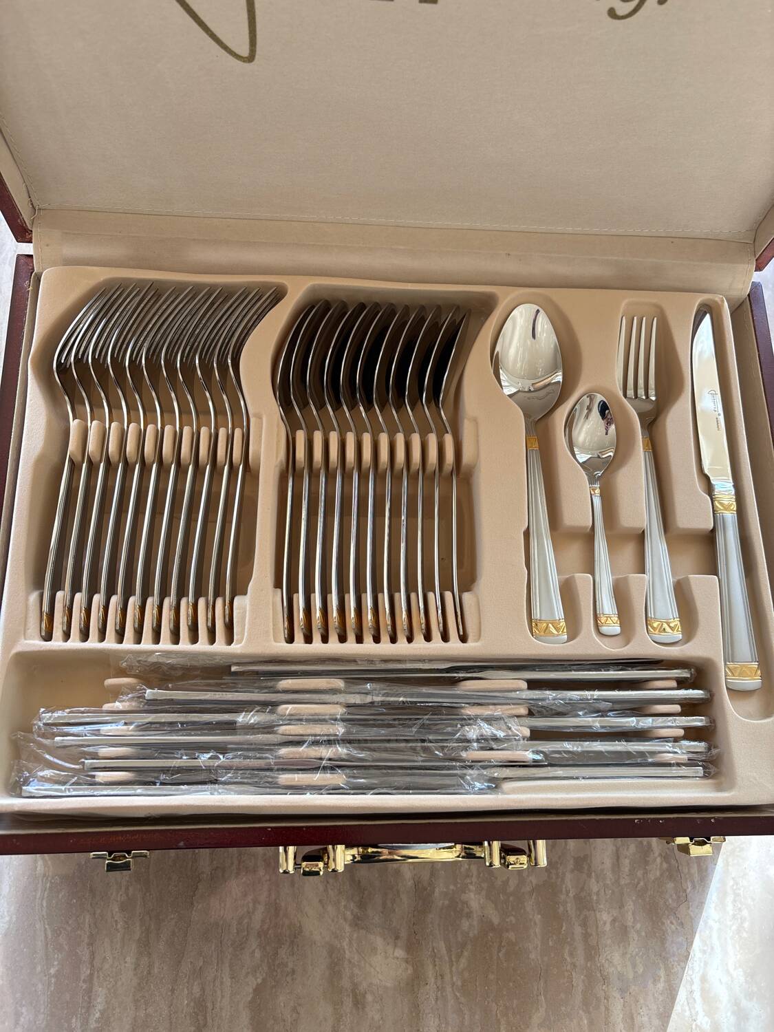 72-piece cutlery set