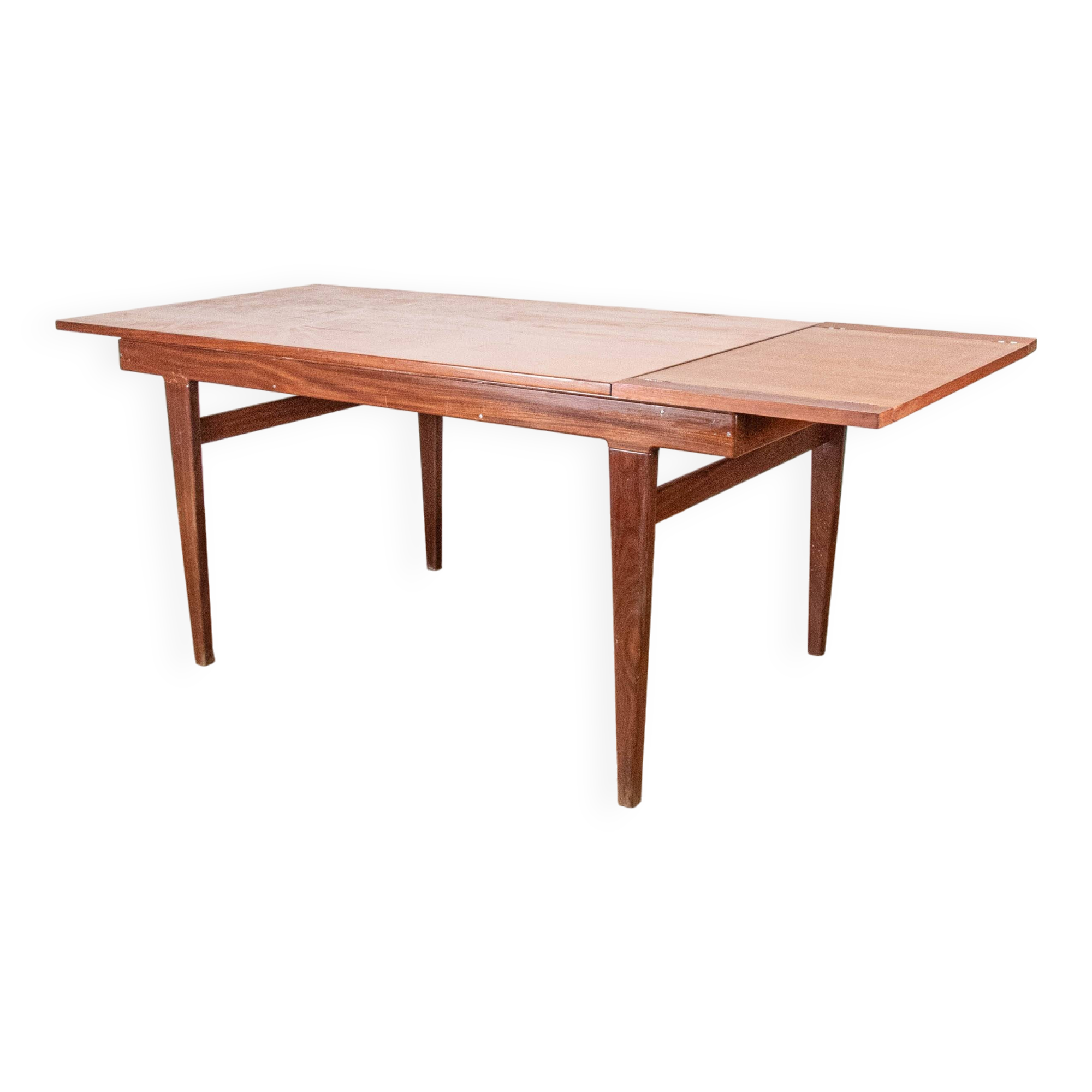 Scandinavian extendable table