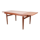 Scandinavian extendable table